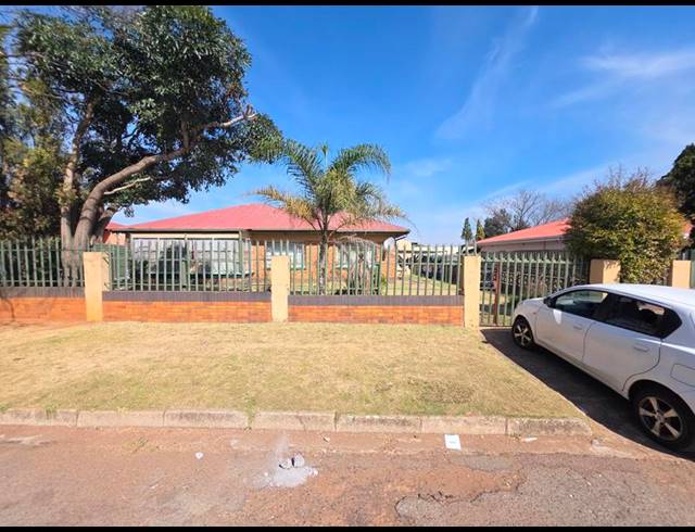 13 BEDROOM HOUSE FOR SALE IN KEMPTON PARK CENTRAL
